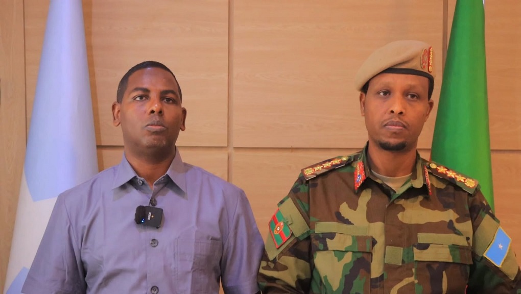 Gudoomiye Najax iyo Taliyaha Ciidanka Dhulka ee Xoogga Dalka.jpg